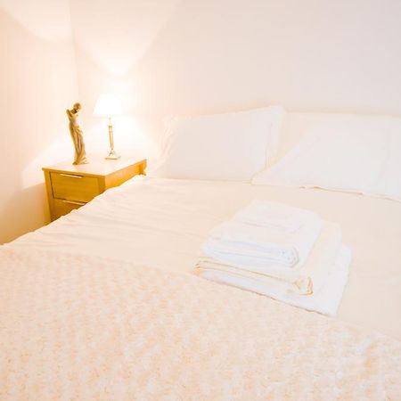 Riverside Apartments Уик Екстериор снимка