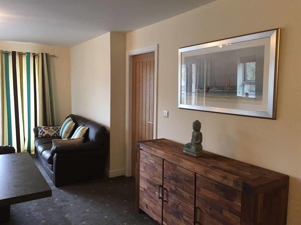 Riverside Apartments Уик Екстериор снимка