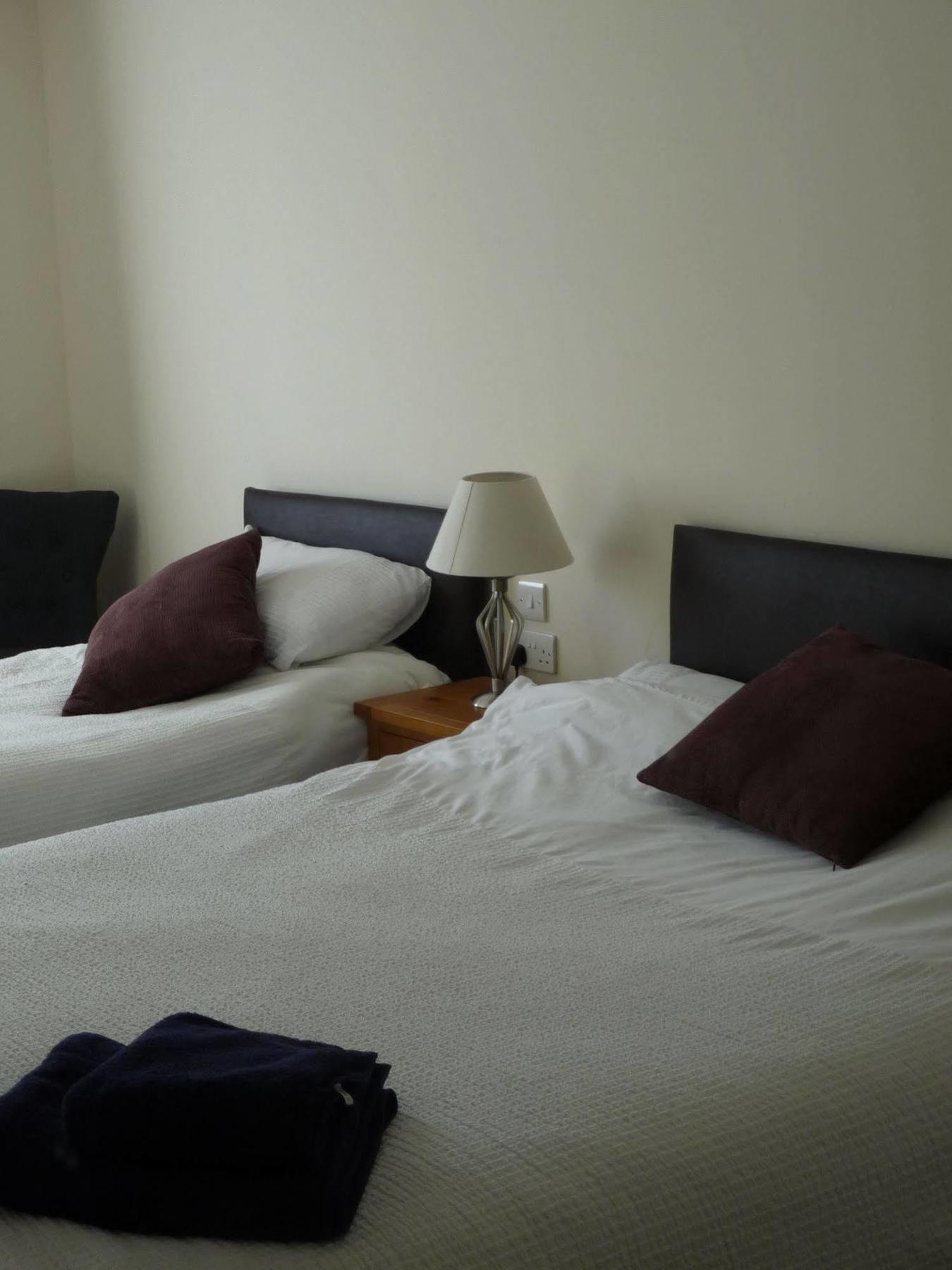 Riverside Apartments Уик Екстериор снимка