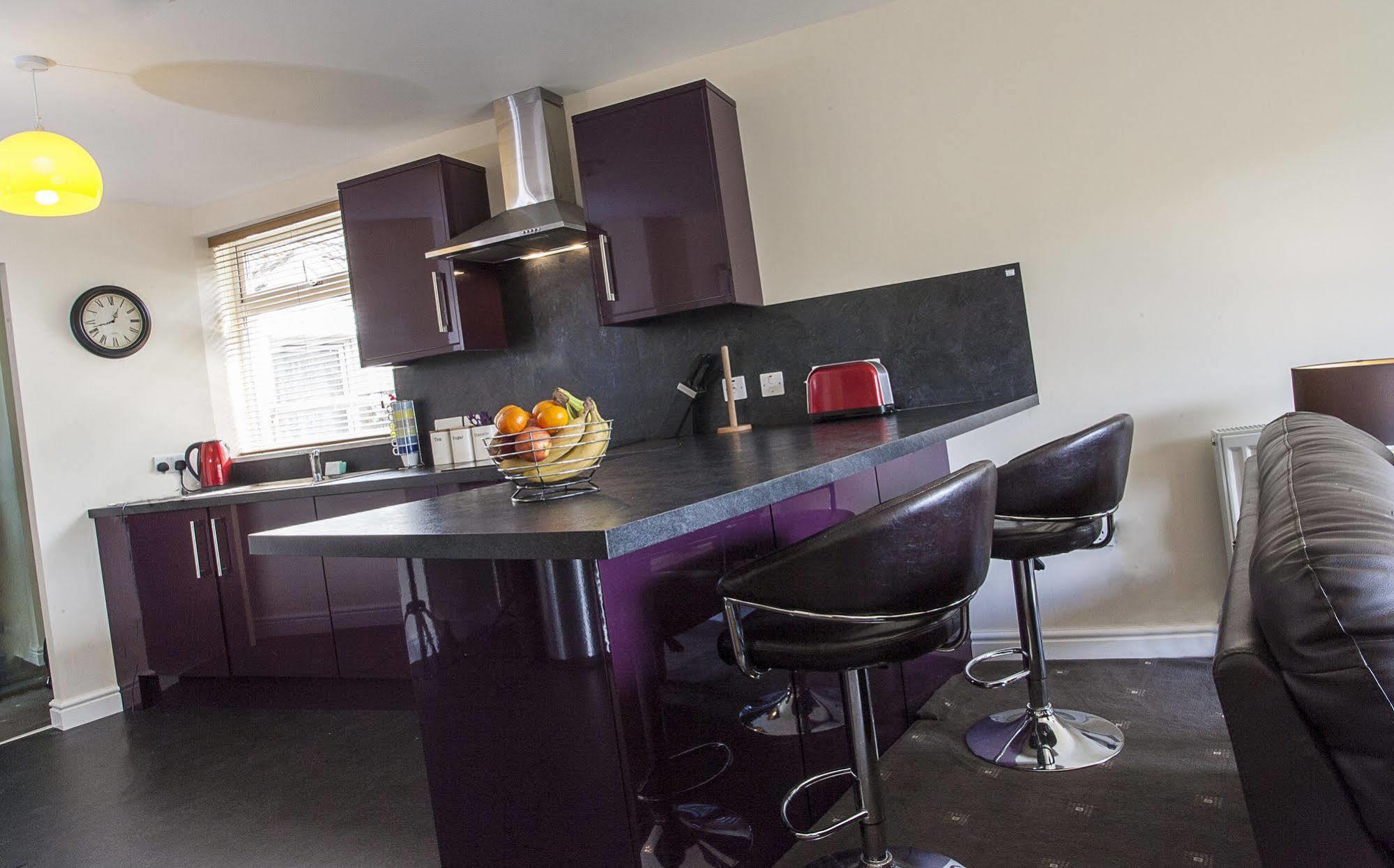 Riverside Apartments Уик Екстериор снимка