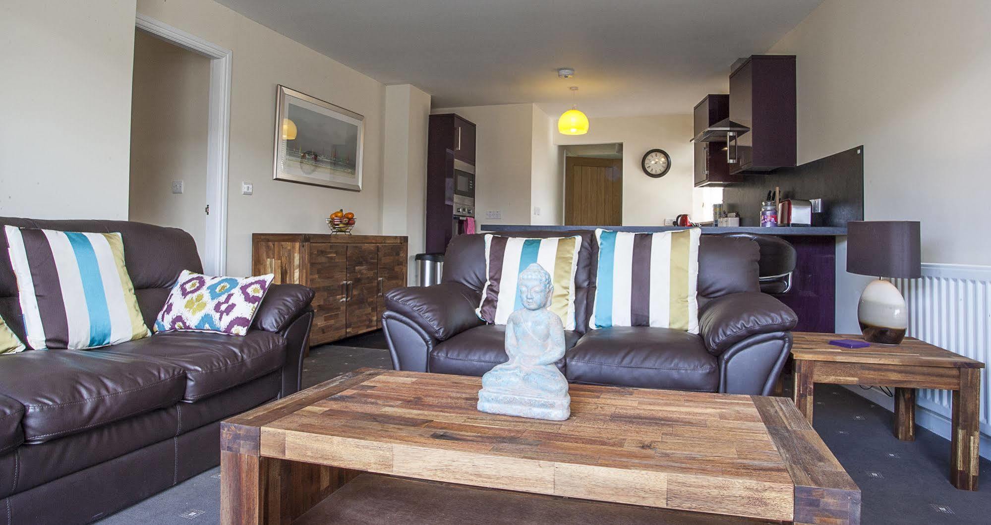 Riverside Apartments Уик Екстериор снимка