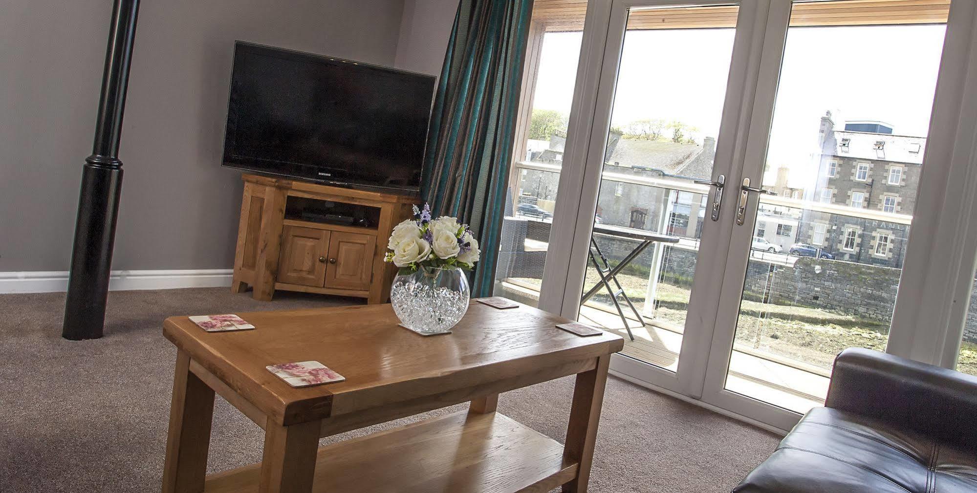 Riverside Apartments Уик Екстериор снимка
