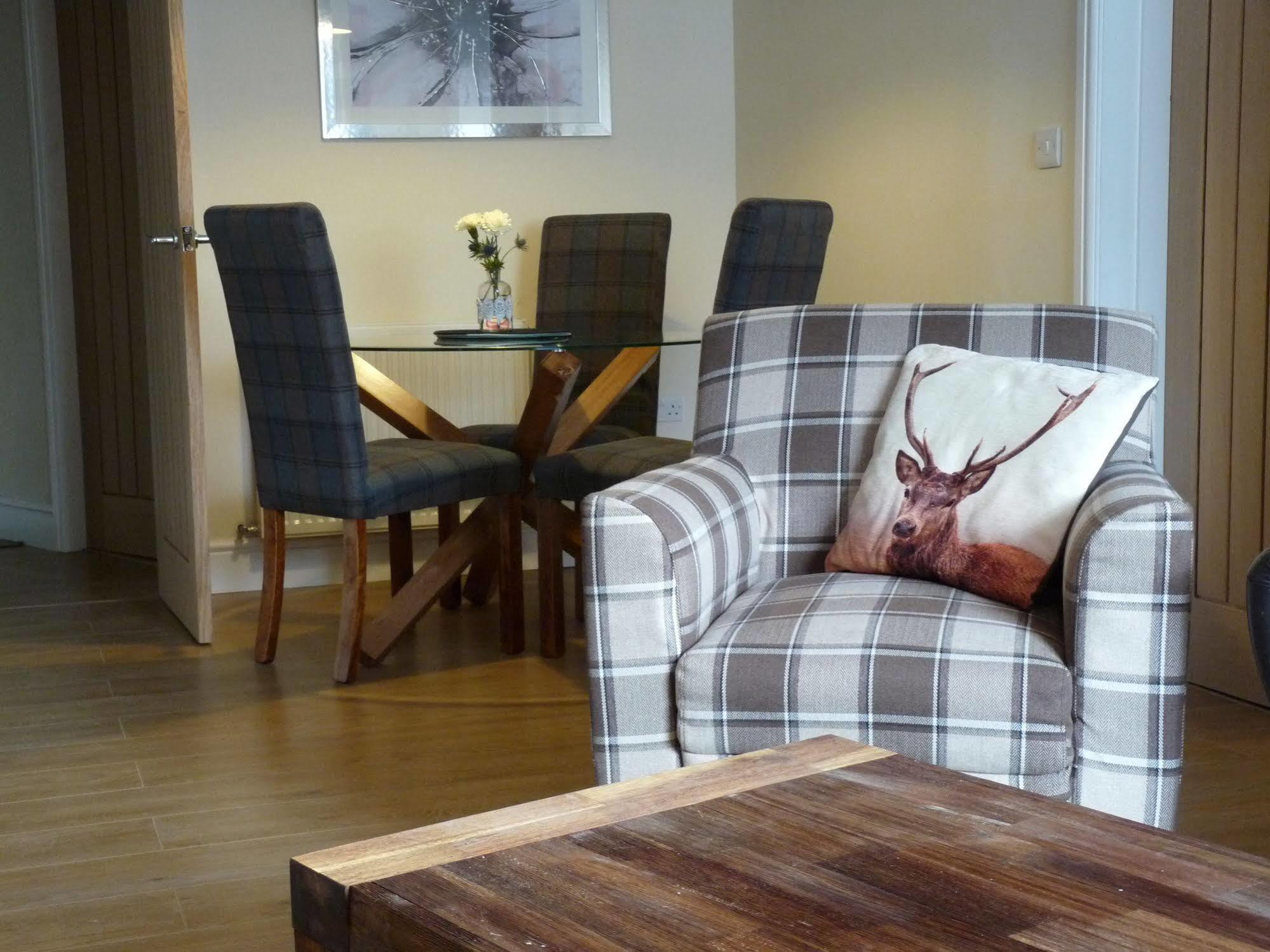Riverside Apartments Уик Екстериор снимка