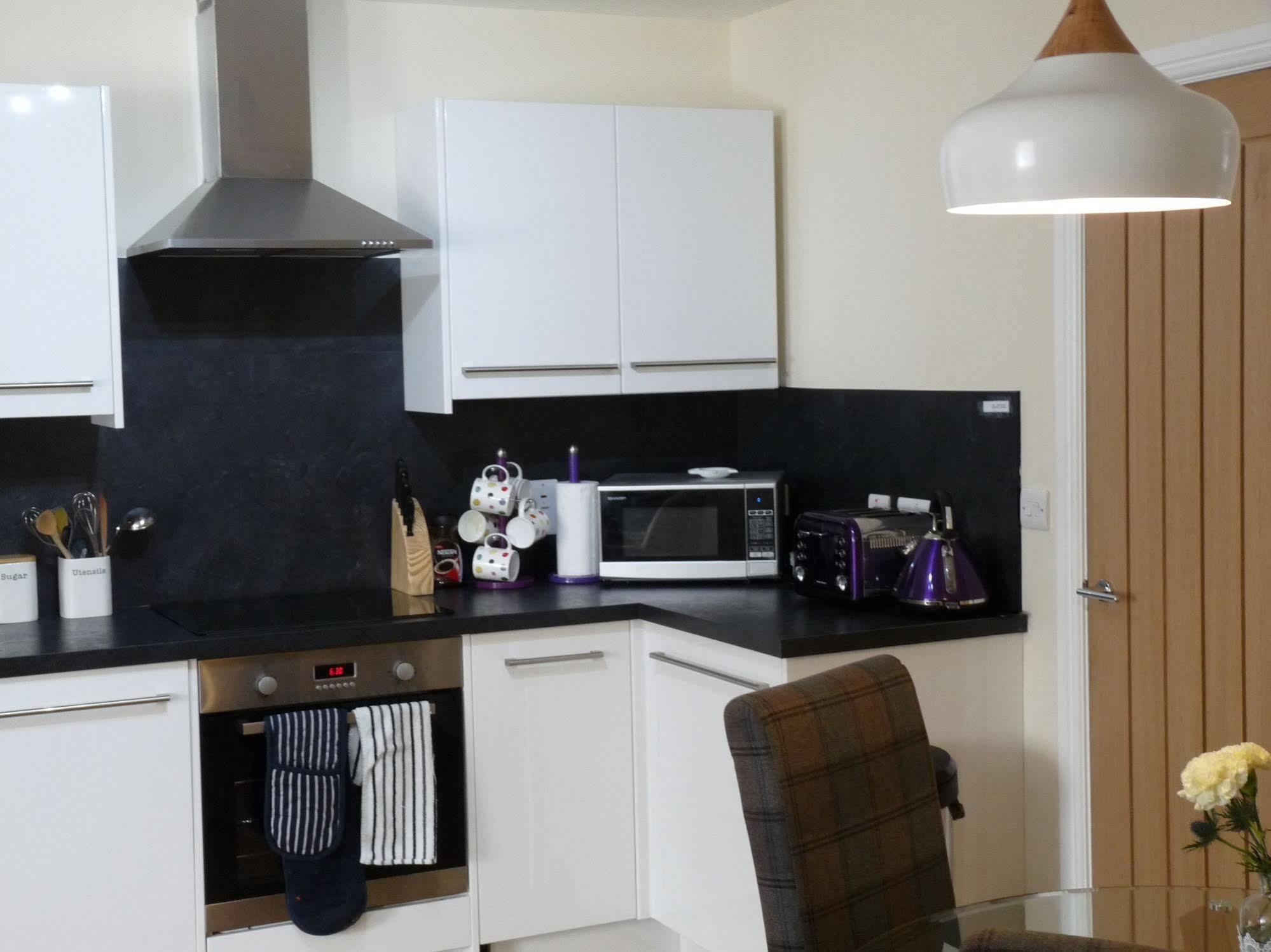 Riverside Apartments Уик Екстериор снимка