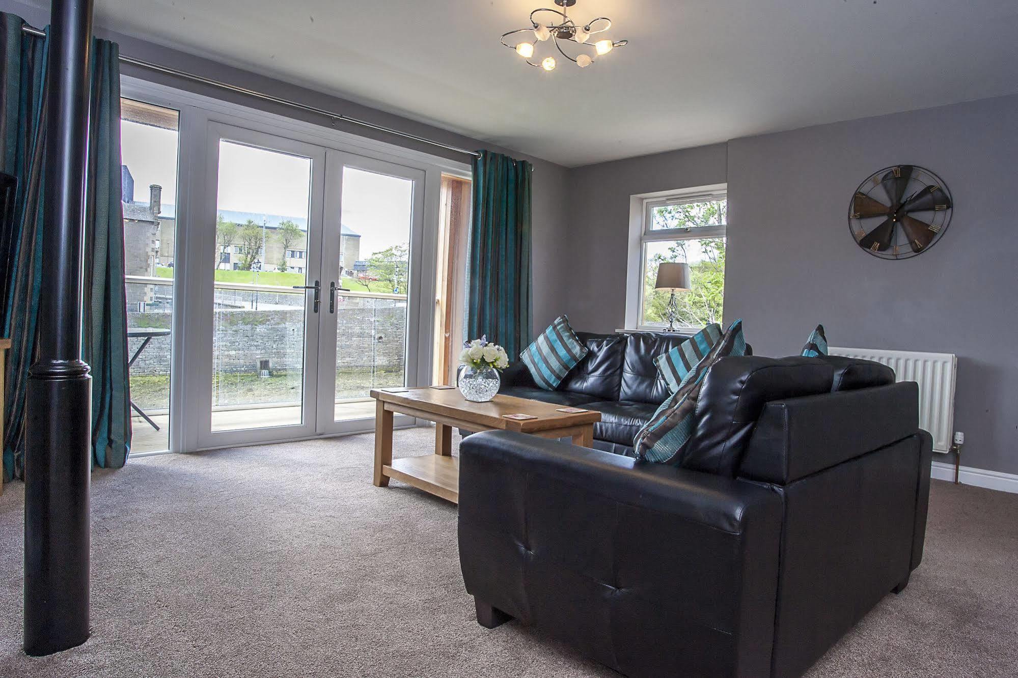 Riverside Apartments Уик Екстериор снимка